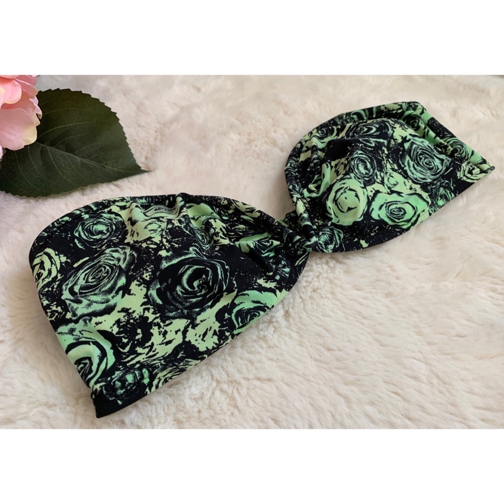 H&M | Strapless green and black rose print bikini top 👒🛶